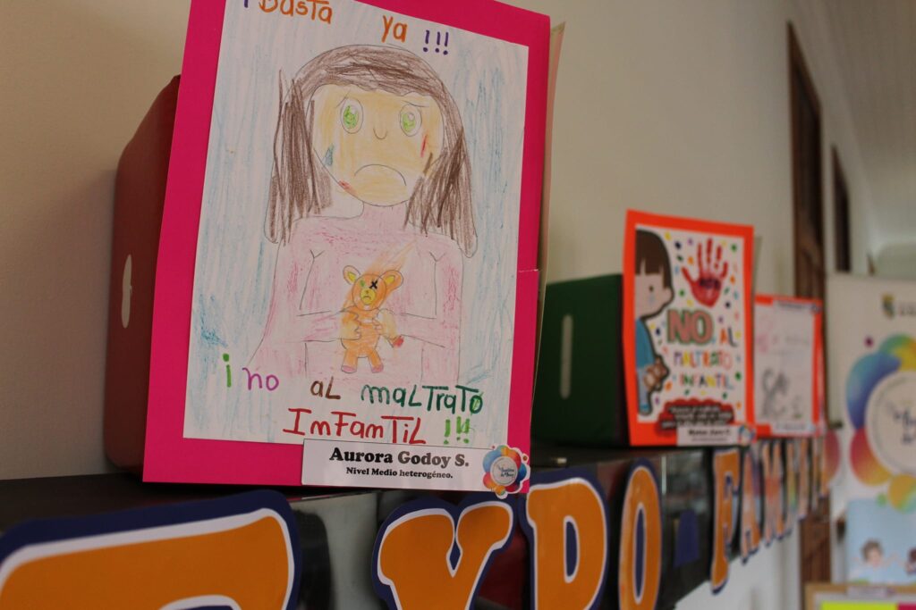 Junto a un trabajo desarrollado en Familia por el Jardín Infantil Angelitos de Amor de nuestra Comuna; conmemoran el día internacional Contra el Maltrato Infantil, con una educativa exposición en las dependencias del Observatorio Regional Renaico, como parte de las iniciativas y acciones de su sello artístico y participación dentro del comité Cultura Educa.